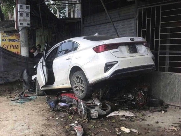 CLIP: Ô tô tông 7 xe máy của người dân đi đám giỗ