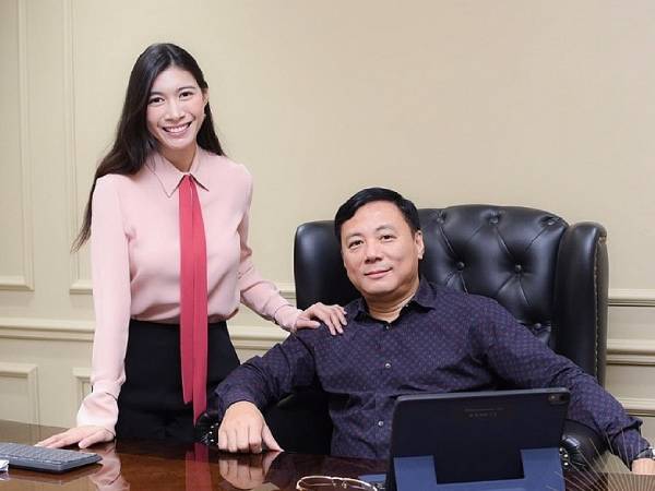'Ái nữ nghìn tỷ' 25 tuổi đã kế thừa sự nghiệp của cha, từng thắc mắc 'sao mình không được gọi bằng tên thật'