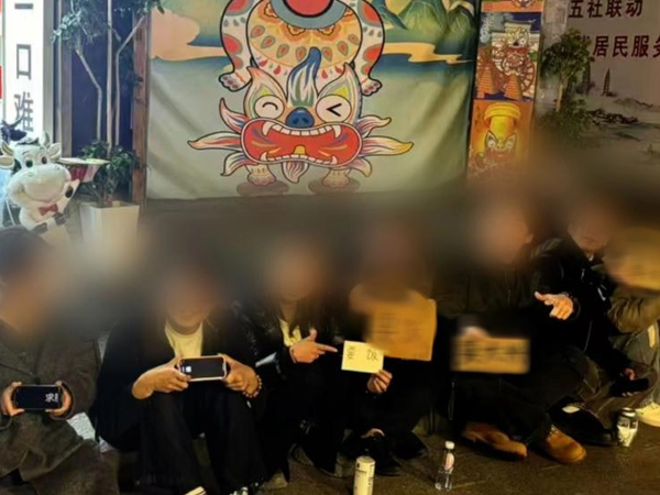 Nhóm nam thanh nữ tú đi ăn xin để 'trải nghiệm cho vui': Lũ lượt lê lết giữa đường, kéo theo cả người qua đường nhập hội