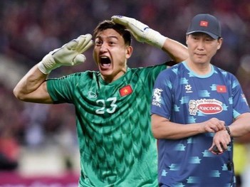 Liên tục nói không với 'bản hợp đồng 27 tỷ', HLV Kim Sang-sik đang toan tính điều gì?