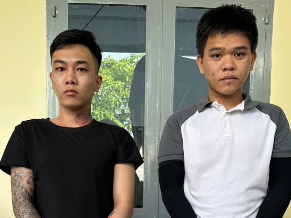 2 thanh niên bất ngờ khóa trái cửa và đổ xăng vào phòng của đôi vợ chồng ở Biên Hòa
