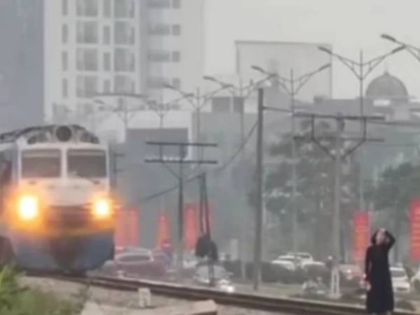 2 cô gái vô tư tạo dáng, cười đùa ngay trước mũi tàu mặc cảnh báo nguy hiểm, hành động sau đó của người lái tàu lại càng bất ngờ