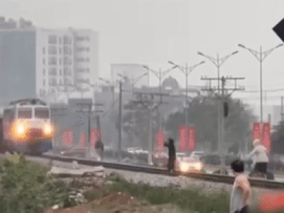 Cục CSGT đề nghị làm rõ clip 2 phụ nữ 'thả dáng' trên đường ray, tàu hỏa phải phanh gấp