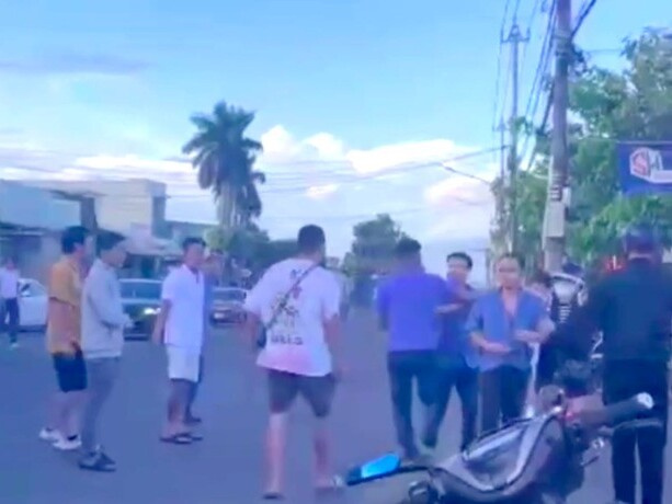Ba người đàn ông lớn tuổi bị nhóm nhân viên nhà xe vây đánh