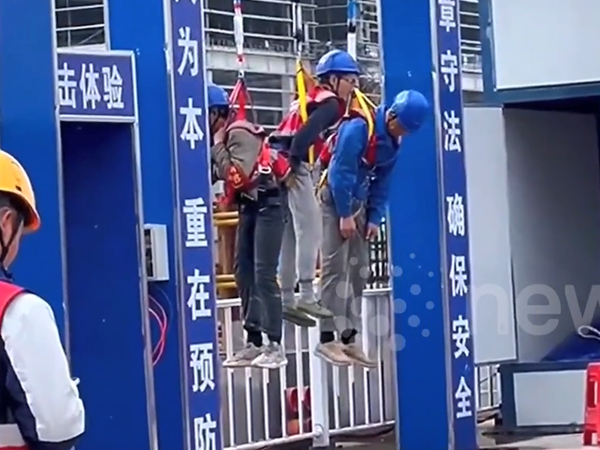 Hình ảnh 3 công nhân bị phạt vì không mặc đồ bảo hộ khiến nhiều người không khỏi bị sốc