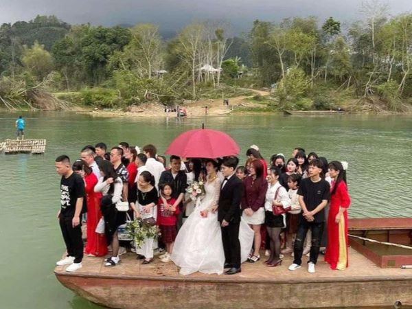 Hơn 40 người 'hộ tống' chú rể Lạng Sơn đi đón dâu bằng xuồng gây chú ý