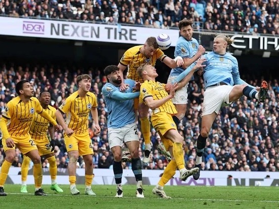 Bị Brighton cầm hòa 2-2, Manchester City bỏ lỡ cơ hội vào top 4