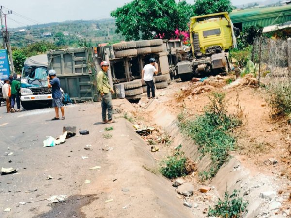 Tai nạn kinh hoàng giữa 4 ô tô ở Đắk Nông
