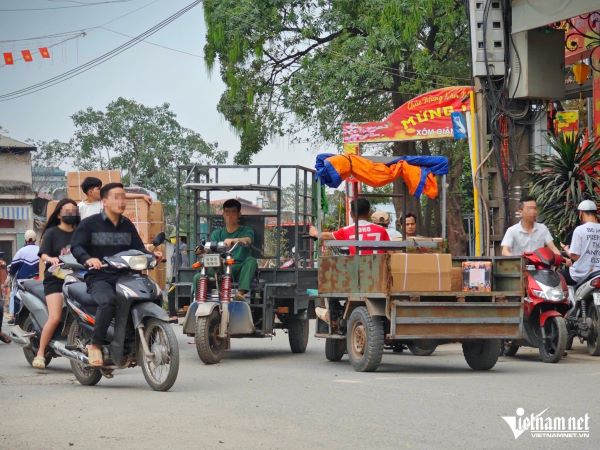 Xe ba bánh đâm tử vong học sinh ở Hà Nội: 'Hung thần' vẫn luồn lách khắp ngõ xóm
