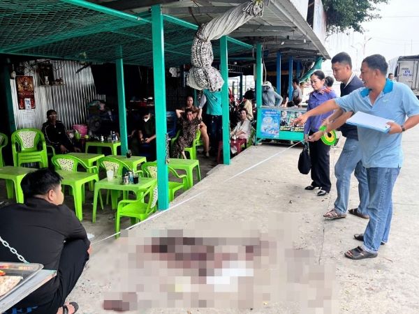 Clip: Mâu thuẫn với vợ, người đàn ông chém dã man nhân viên bến phà