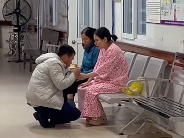 Bức ảnh chụp tại hành lang khoa sản ở Hà Nội khiến triệu người rơi nước mắt