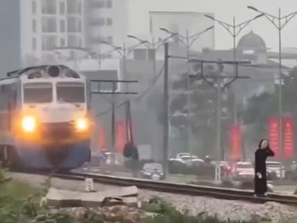 Lái tàu kể phút hãm phanh 'phi thường' trước 2 phụ nữ thả dáng trên đường ray