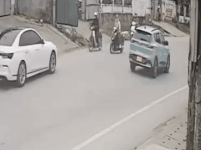 Clip ô tô đi ngược chiều, húc văng liên hoàn hàng loạt xe máy