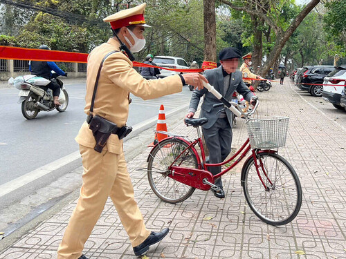Cụ ông ở Hà Nội đi xe đạp vi phạm nồng độ cồn bị phạt tiền, giữ xe
