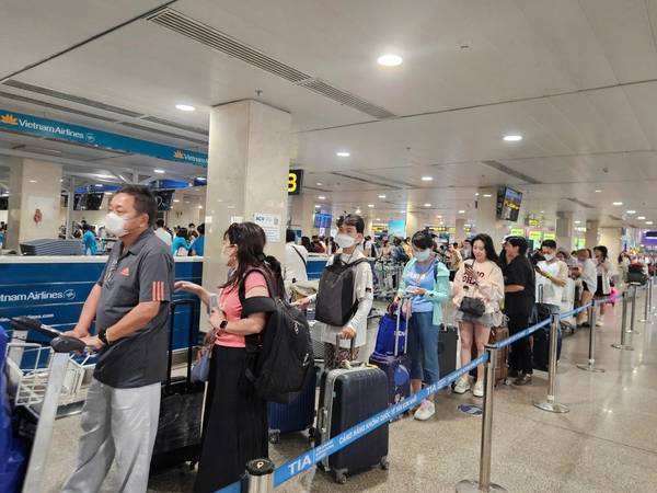 Vé máy bay dịp lễ 30-4 cao chót vót, nhiều người tính toán đổi kế hoạch