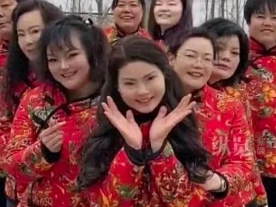 Khát khao con trai, cặp vợ chồng sinh 9 con gái trong 20 năm