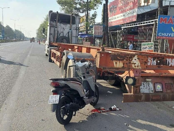 Con chết, mẹ bị thương nặng sau cú đâm trúng xe container đậu bên đường