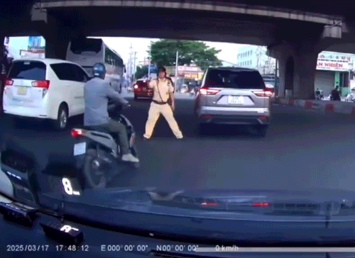 Sự thật clip CSGT TPHCM xô ngã người vi phạm trên đường phố