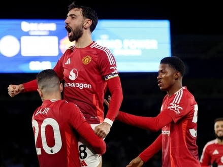 Scholes: MU phải xin tiền xây SVĐ mới, người hâm mộ đừng ảo tưởng sớm