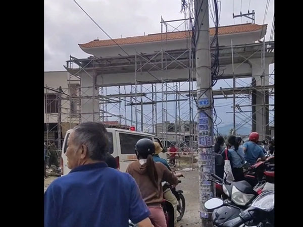 Sập giàn giáo, 5 người bị thương