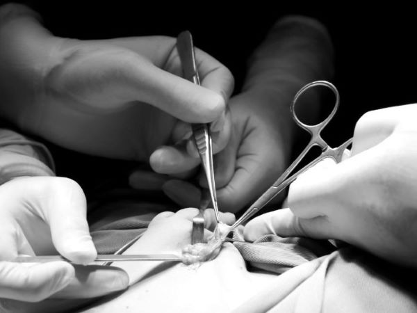 Người đàn ông vỡ đôi tinh hoàn lúc đang ngủ vì cú đập của con trai 8 tuổi