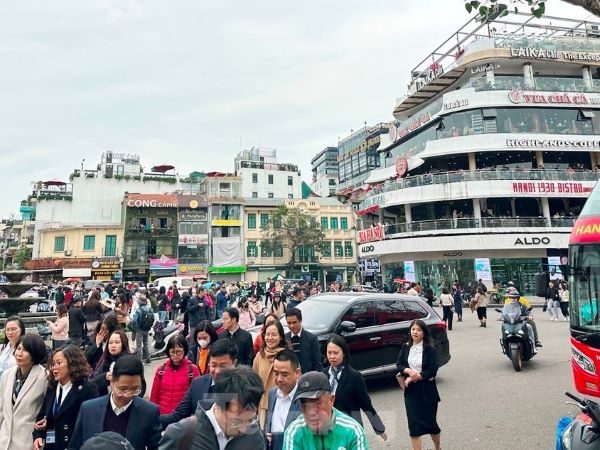 Hàng nghìn người đổ về tòa nhà Hàm cá mập check-in, CSGT phải cắm 'chốt' đảm bảo giao thông