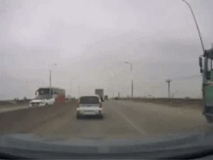 Video xe tải đánh võng, chèn ép ô tô con trên cầu vượt ở Hà Nội
