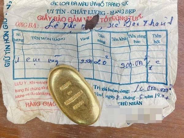 Người phụ nữ mang 2 cây vàng đi bán, tờ hóa đơn gần 30 năm trước khiến chủ tiệm ngỡ ngàng