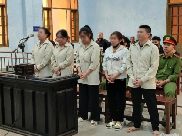 Lĩnh án chung thân vì lôi kéo mẹ ruột mua bán ma túy