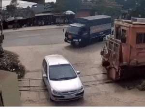 Barie đường sắt mở bất thường, gây tai nạn cho ô tô ở Bắc Giang