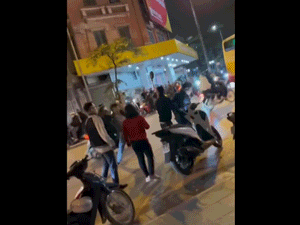 Nhóm thanh niên dùng gạch, thắt lưng hành hung người khác sau va chạm giao thông giữa phố Hà Nội