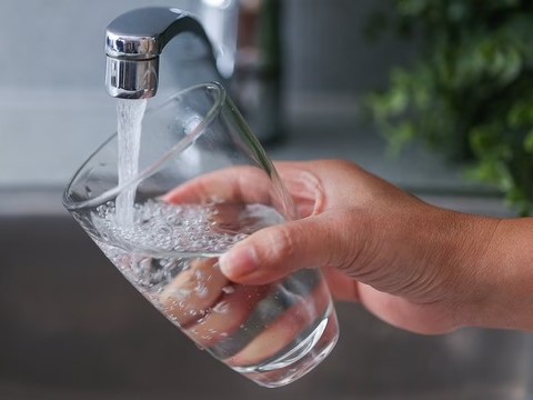 Người đàn ông đột tử vì 1 kiểu uống nước mà bác sĩ cảnh báo nguy hiểm chết người