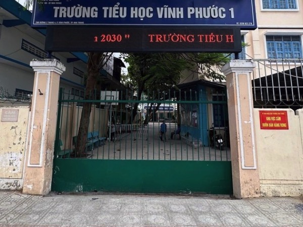 Khởi tố vụ án 2 cha con xé áo làm lộ nội y cô giáo tại trường ở Nha Trang