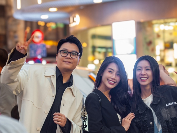 Dòng người liên tục đổ về check-in chia tay 'Hàm cá mập'