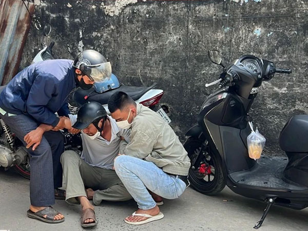 Người cha đau đớn ngã quỵ nhận thi thể con trai sau 2 ngày mất liên lạc