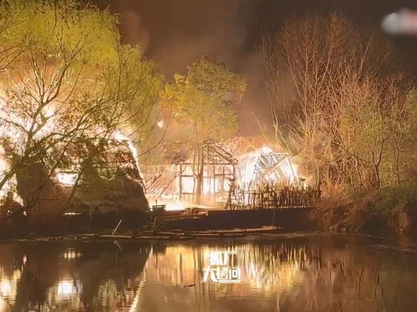 Hot nhất MXH: Kinh hoàng khoảnh khắc phim trường cháy rụi, dàn diễn viên hạng A hoảng loạn tháo chạy