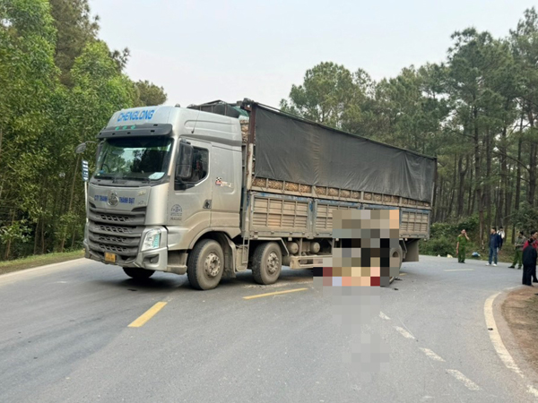 Quảng Bình: Xe máy chở 3 học sinh tông xe tải, một em tử vong