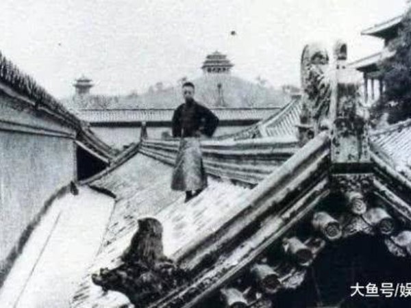 Ảnh hiếm ghi lại cảnh hoàng đế Phổ Nghi bị đuổi khỏi Tử Cấm Thành: Long sàng hỗn độn, xách đi 80 hòm đồ