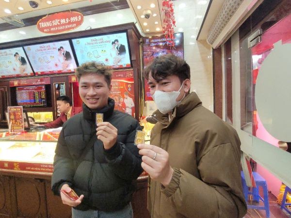 Người trẻ đi mua vàng ngày càng nhiều