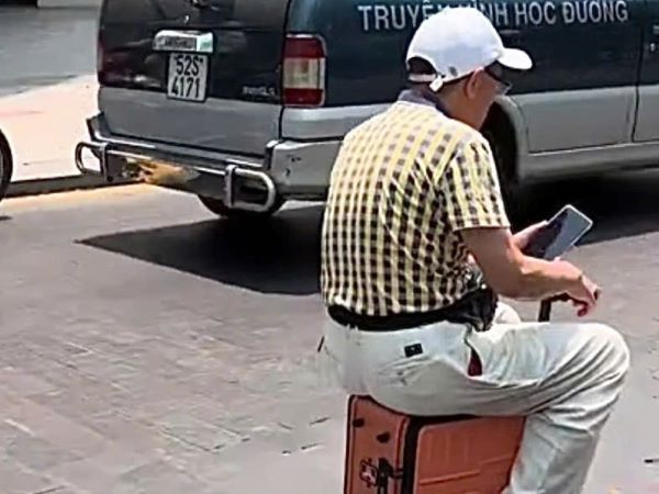 Đã xác định người đàn ông cưỡi vali ở trung tâm TP HCM