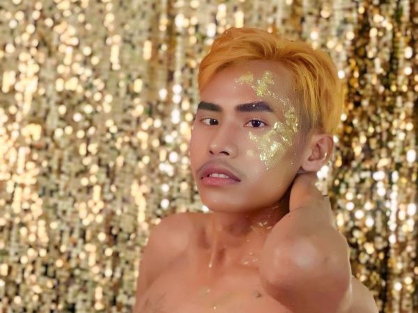 Khoảnh khắc 'những nụ cười vụt tắt' khi đọc được dòng chữ này của thí sinh 'viral' nhất Nam vương Campuchia 2025