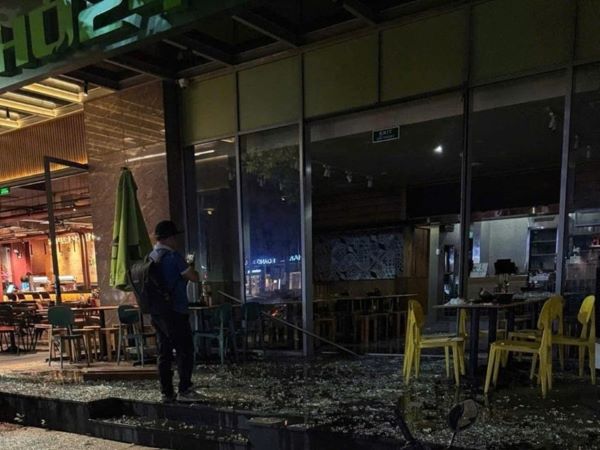 Nổ quán phở ở TP.HCM, cửa kính bể nát, mảnh vỡ văng khắp nơi