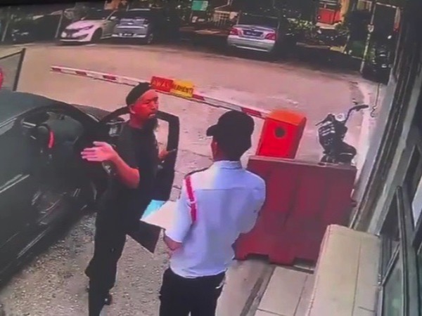 Không được vào chung cư, tài xế ô tô lao tới tát nam bảo vệ