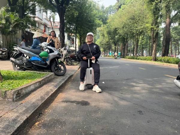Xử phạt người phụ nữ 43 tuổi 'cưỡi' vali băng băng trên đường