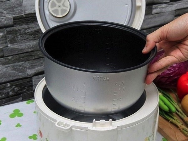 Rất nhiều người quên vệ sinh 4 vị trí của nồi cơm điện: Bảo sao 'bệnh từ miệng mà vào'