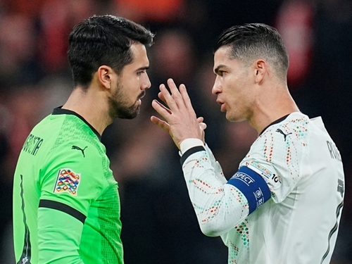 Trước màn tái đấu, Ronaldo cảnh báo Hojlund về màn ăn mừng thương hiệu