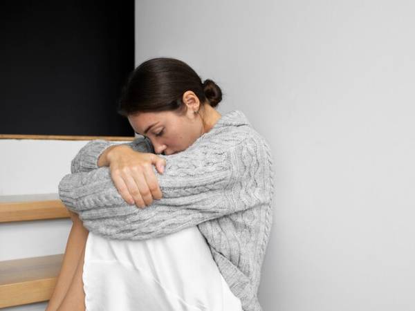 Ly hôn 10 năm, chồng cũ đem 3 tỷ đến đòi gặp con, tôi dẫn anh ta vào căn phòng tối, nhìn tấm ảnh mà anh quỵ xuống khóc