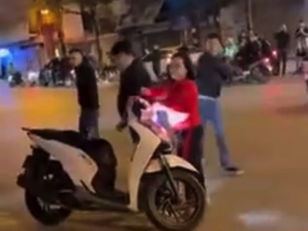 Bắt 3 đối tượng trong vụ nam thanh niên ‘đứng im chịu đánh’ trên phố Thanh Nhàn