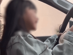 Clip bố giao vô lăng ô tô cho bé gái cầm lái, chạy 60km/h xôn xao mạng xã hội
