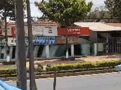 Vụ xe con gặp tai nạn, 2 người văng khỏi xe: Một nạn nhân tử vong